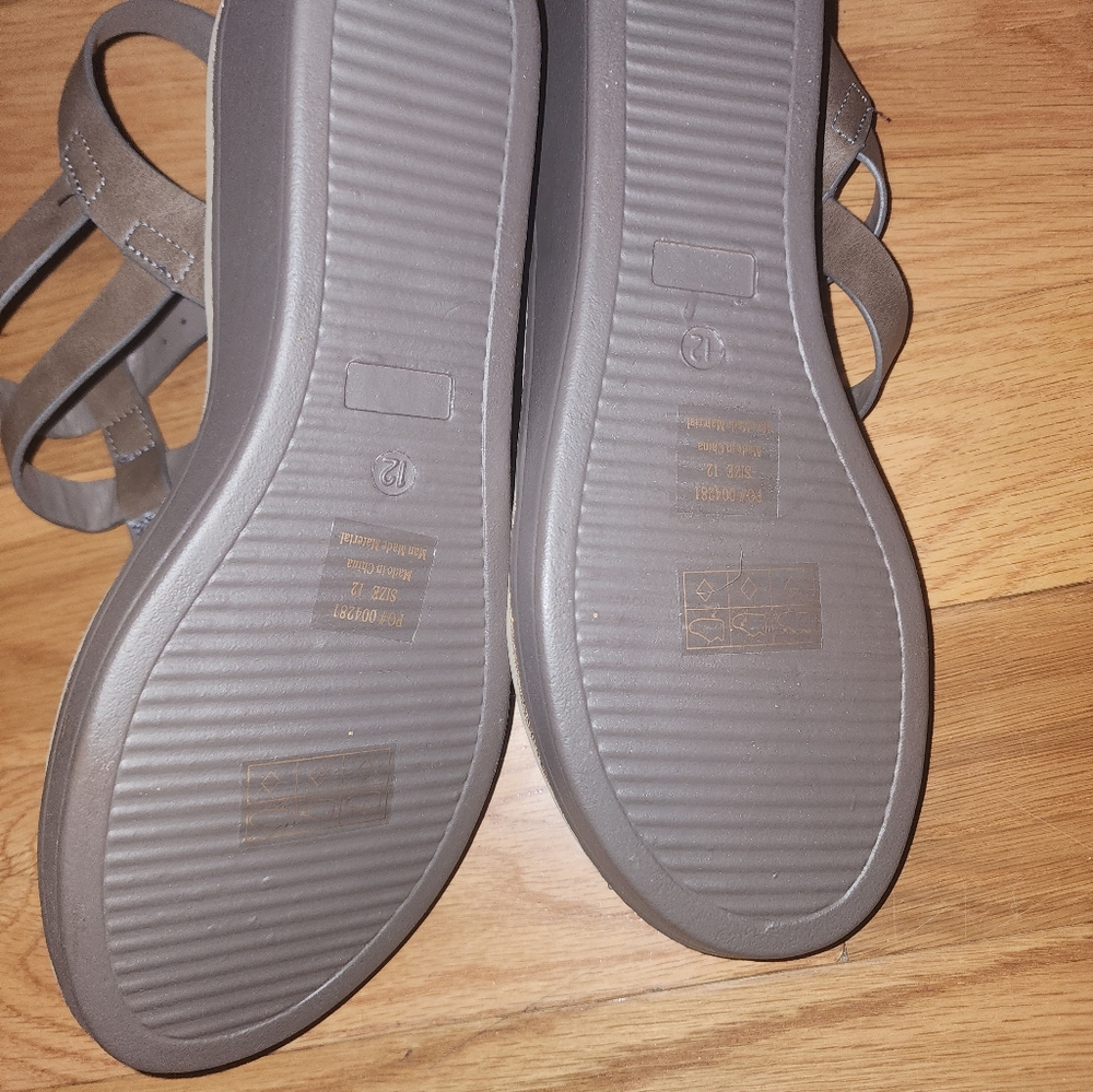 Gray T-Strap Sandals with Flat Sole - Picture 4 of 5